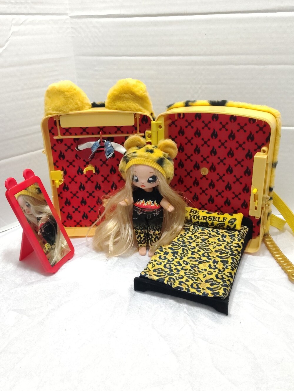 NA NA NA Surprise 3-1 Backpack Bedroom Janel Jaguar Playset